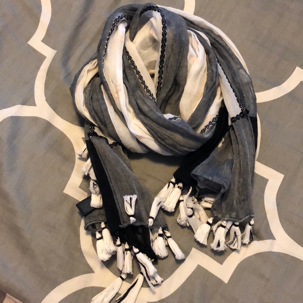 American Eagle scarf